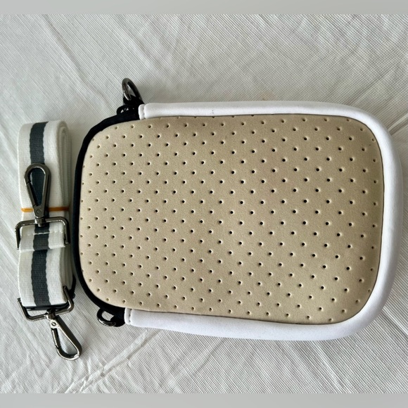 NWT Neoprene Crossbody Phone Case - Picture 3 of 5